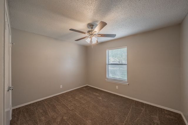 912 Red Oak Street, Azle, TX 76020