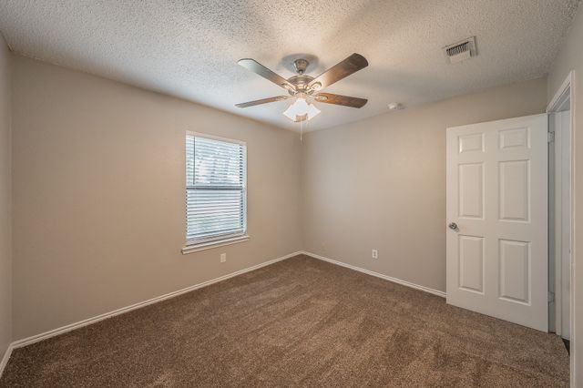 912 Red Oak Street, Azle, TX 76020