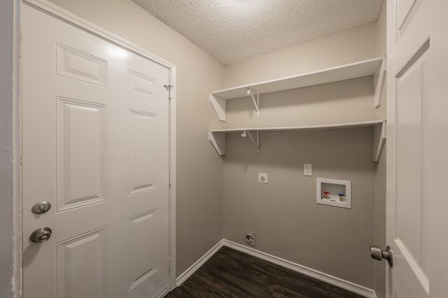 912 Red Oak Street, Azle, TX 76020