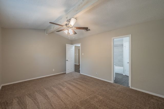 912 Red Oak Street, Azle, TX 76020