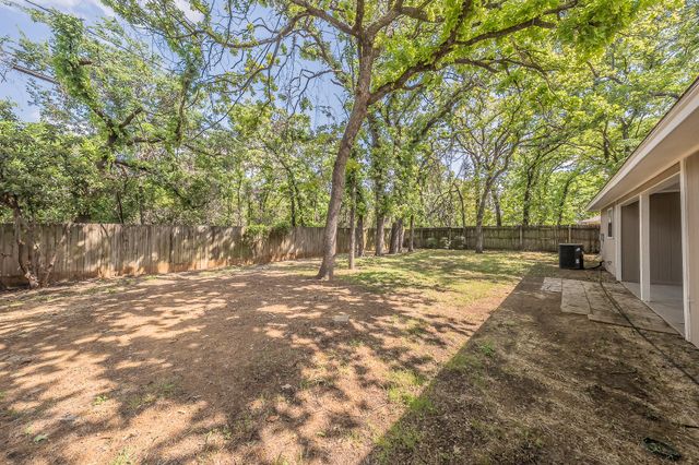 912 Red Oak Street, Azle, TX 76020