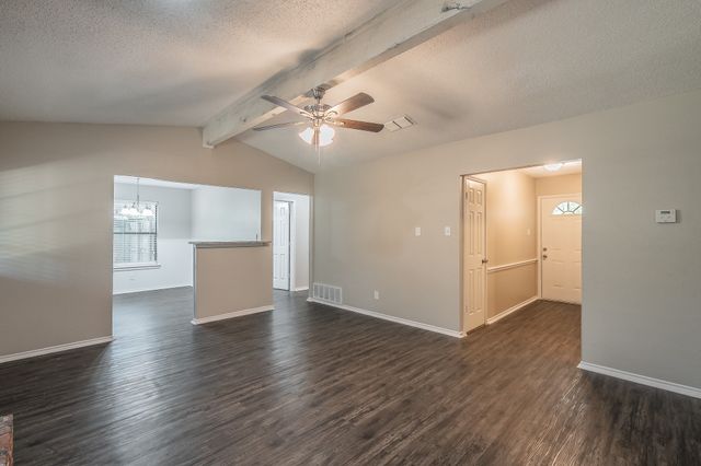 912 Red Oak Street, Azle, TX 76020