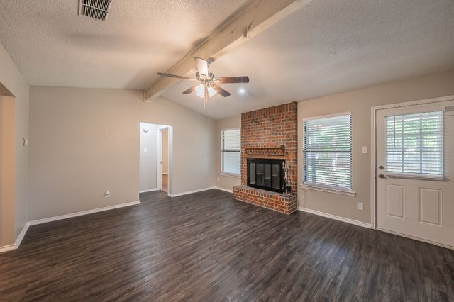 912 Red Oak Street, Azle, TX 76020