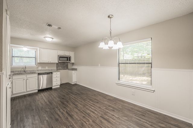 912 Red Oak Street, Azle, TX 76020