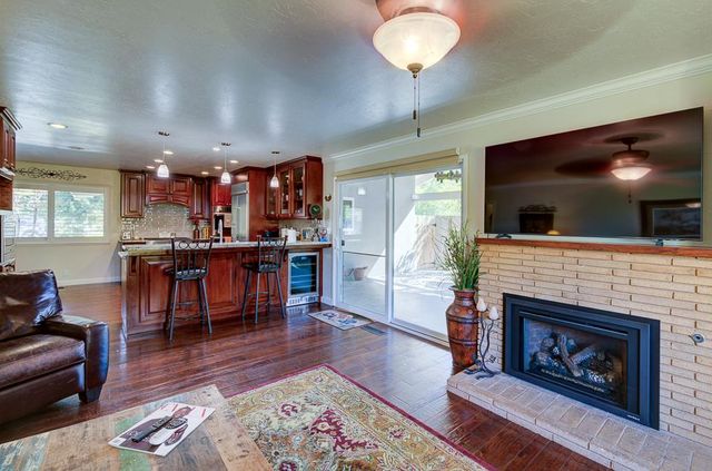 1059 W Stuart Avenue, Fresno, CA 93711