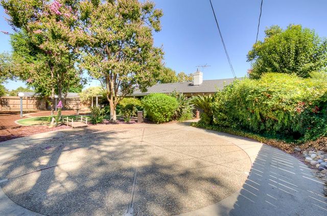 1059 W Stuart Avenue, Fresno, CA 93711