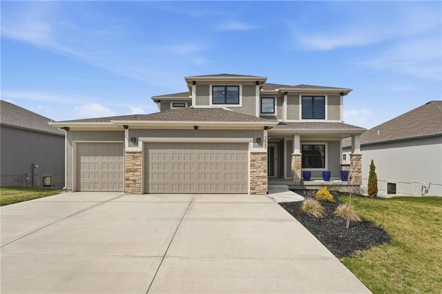 7080 NW Forest Lakes Drive, Parkville, MO 64152