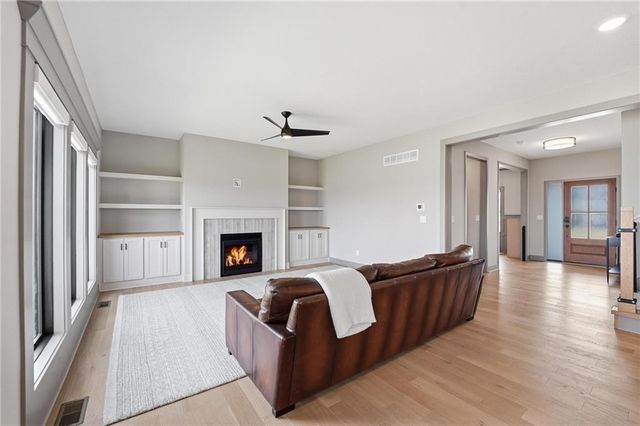 7080 NW Forest Lakes Drive, Parkville, MO 64152