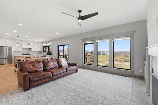 7080 NW Forest Lakes Drive, Parkville, MO 64152