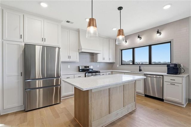 7080 NW Forest Lakes Drive, Parkville, MO 64152