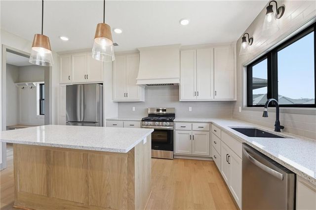 7080 NW Forest Lakes Drive, Parkville, MO 64152