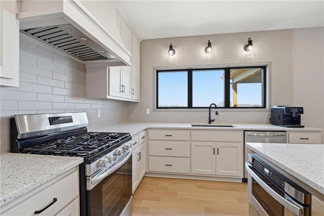 7080 NW Forest Lakes Drive, Parkville, MO 64152