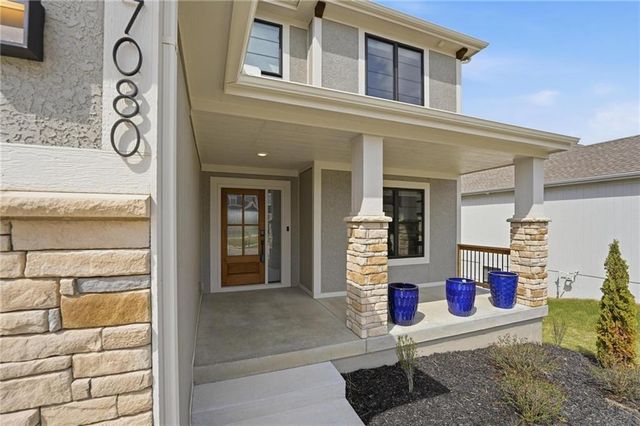 7080 NW Forest Lakes Drive, Parkville, MO 64152