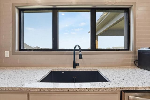 7080 NW Forest Lakes Drive, Parkville, MO 64152