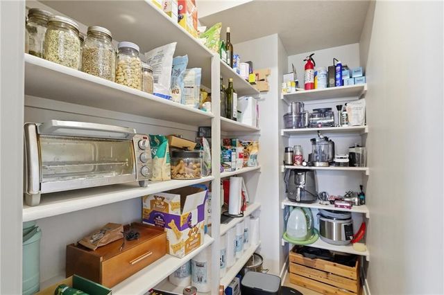 7080 NW Forest Lakes Drive, Parkville, MO 64152