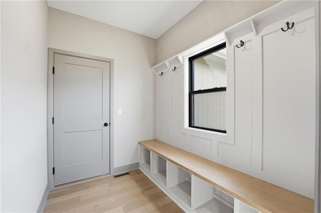 7080 NW Forest Lakes Drive, Parkville, MO 64152