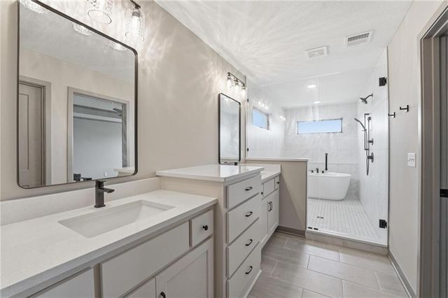 7080 NW Forest Lakes Drive, Parkville, MO 64152