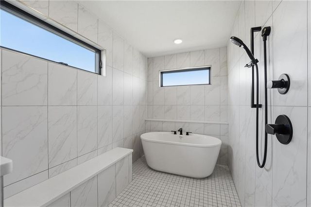 7080 NW Forest Lakes Drive, Parkville, MO 64152