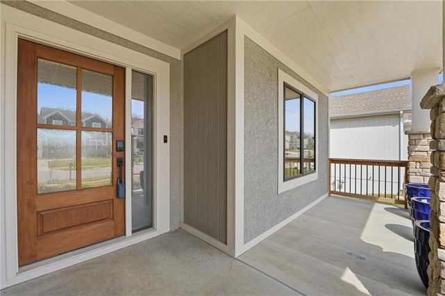 7080 NW Forest Lakes Drive, Parkville, MO 64152