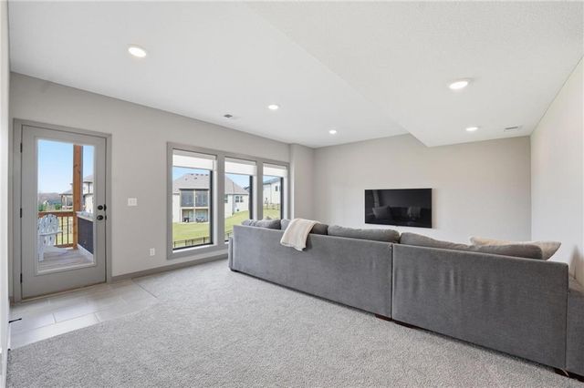 7080 NW Forest Lakes Drive, Parkville, MO 64152