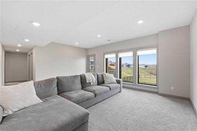 7080 NW Forest Lakes Drive, Parkville, MO 64152