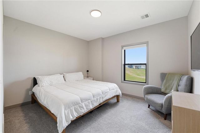 7080 NW Forest Lakes Drive, Parkville, MO 64152