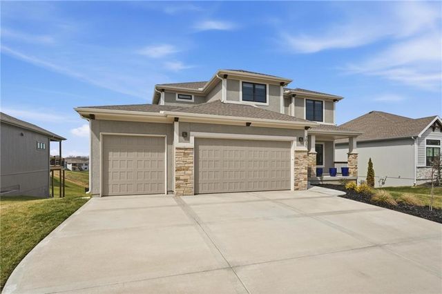 7080 NW Forest Lakes Drive, Parkville, MO 64152