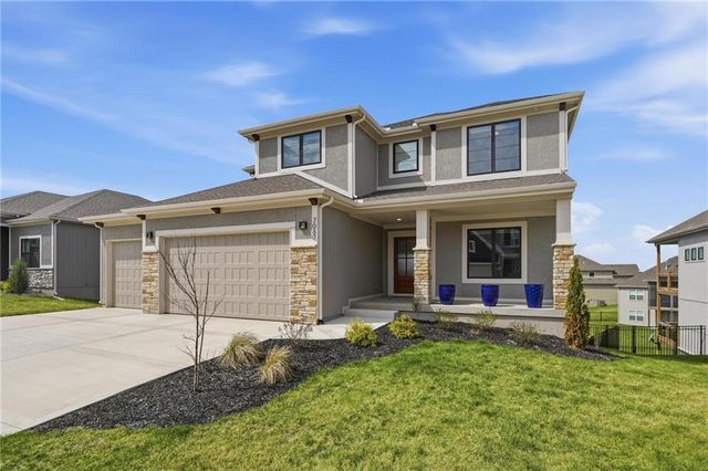 7080 NW Forest Lakes Drive, Parkville, MO 64152