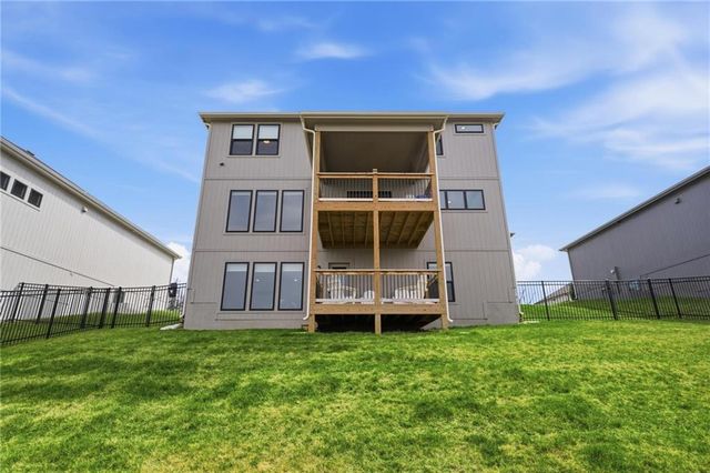 7080 NW Forest Lakes Drive, Parkville, MO 64152