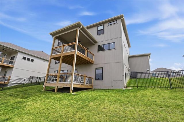 7080 NW Forest Lakes Drive, Parkville, MO 64152