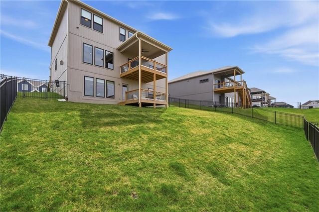 7080 NW Forest Lakes Drive, Parkville, MO 64152