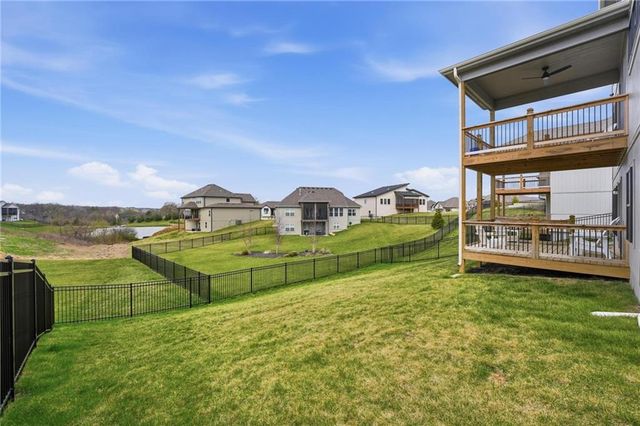 7080 NW Forest Lakes Drive, Parkville, MO 64152