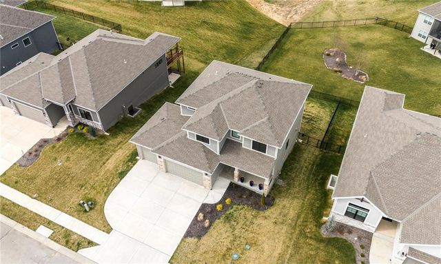 7080 NW Forest Lakes Drive, Parkville, MO 64152