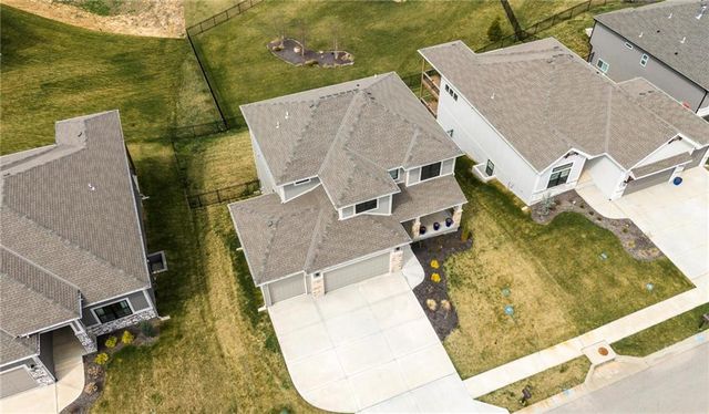 7080 NW Forest Lakes Drive, Parkville, MO 64152