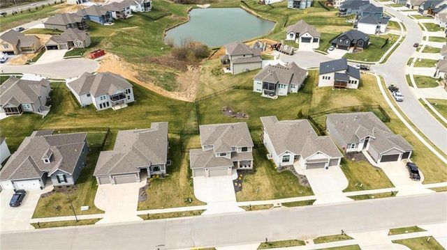 7080 NW Forest Lakes Drive, Parkville, MO 64152