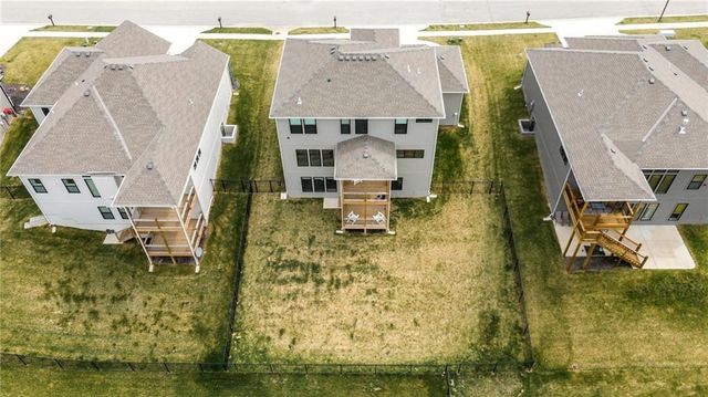 7080 NW Forest Lakes Drive, Parkville, MO 64152