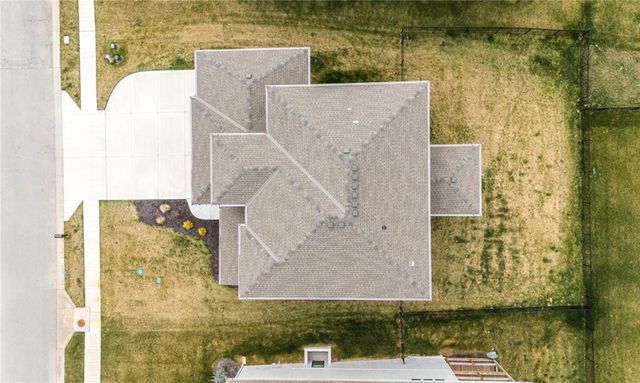 7080 NW Forest Lakes Drive, Parkville, MO 64152