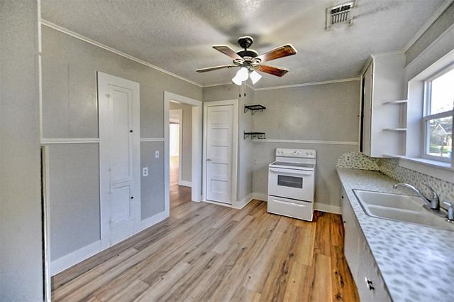 618 W Fisher Street, Bellville, TX 77418