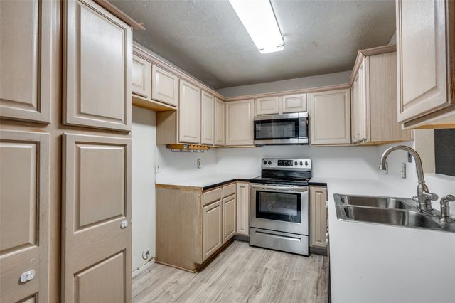 82 E Mountain Creek Drive E, Grand Prairie, TX 75052