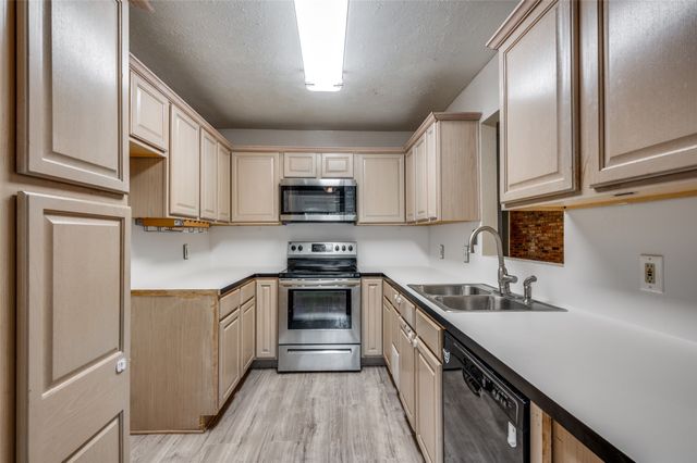 82 E Mountain Creek Drive E, Grand Prairie, TX 75052