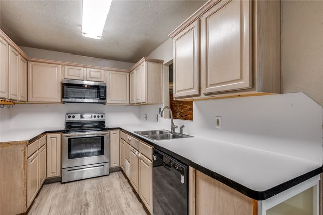 82 E Mountain Creek Drive E, Grand Prairie, TX 75052