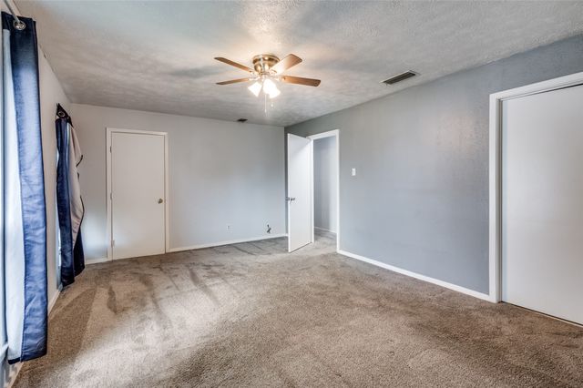 82 E Mountain Creek Drive E, Grand Prairie, TX 75052