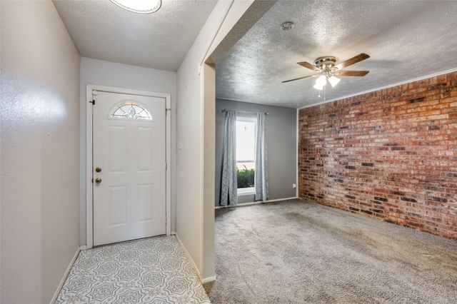 82 E Mountain Creek Drive E, Grand Prairie, TX 75052