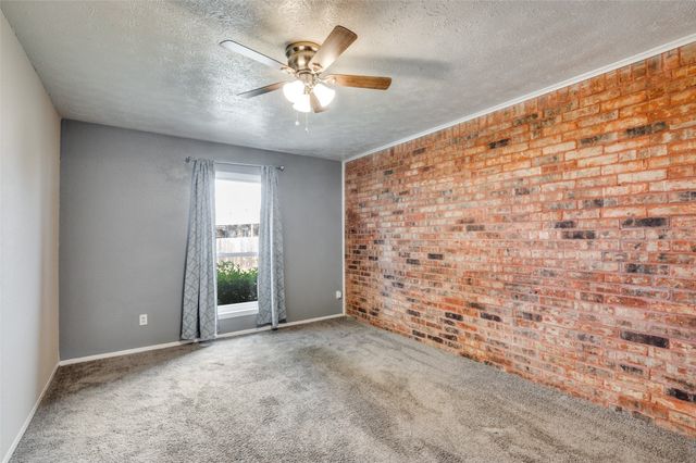 82 E Mountain Creek Drive E, Grand Prairie, TX 75052