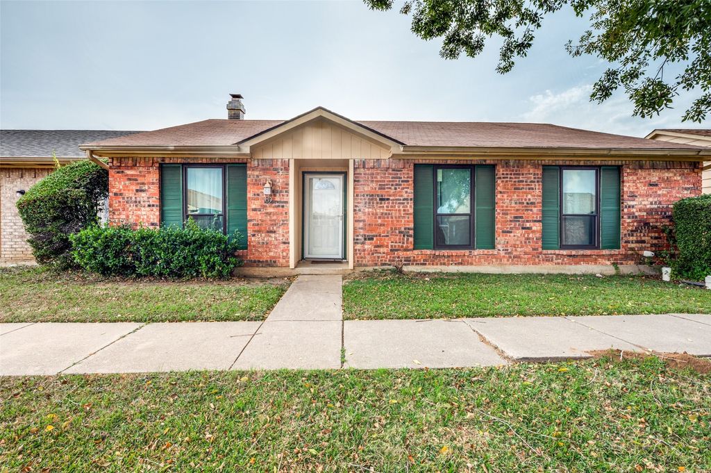 82 E Mountain Creek Drive E, Grand Prairie, TX 75052