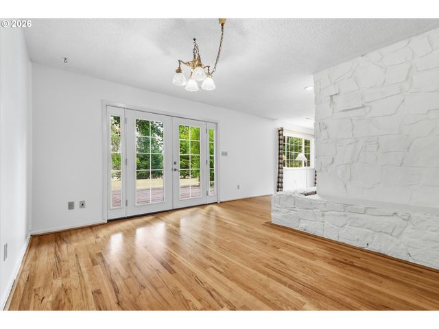 15341 S HATTAN Rd, Oregon City, OR 97045