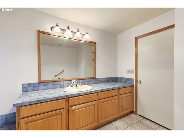 15341 S HATTAN Rd, Oregon City, OR 97045