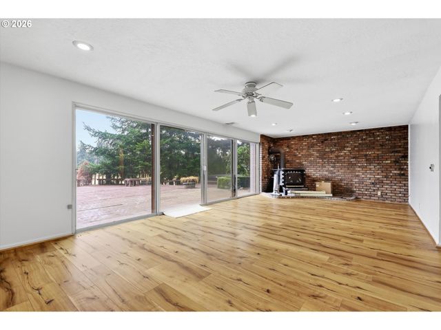 15341 S HATTAN Rd, Oregon City, OR 97045