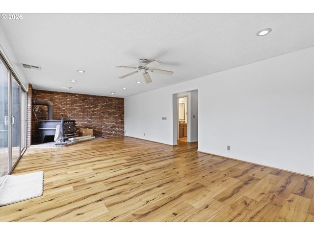 15341 S HATTAN Rd, Oregon City, OR 97045