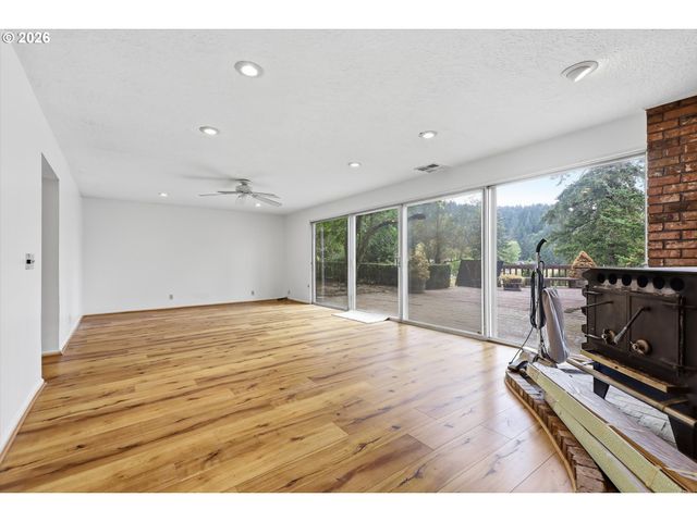 15341 S HATTAN Rd, Oregon City, OR 97045